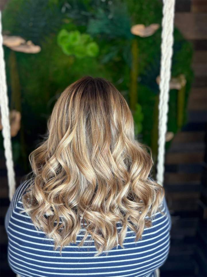 Cheveux ondulés avec un balayage blond miel, Mulhouse