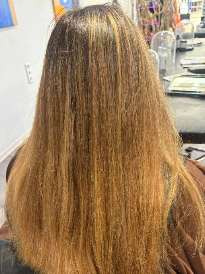 Cheveux longs avec un balayage blond doré et des mèches éclaircies, Mulhouse