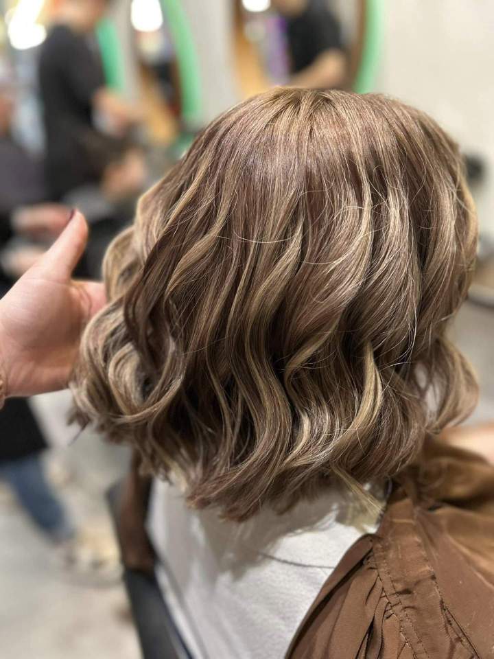 Carré plongeant dégradé avec un effet wavy et un balayage, Mulhouse