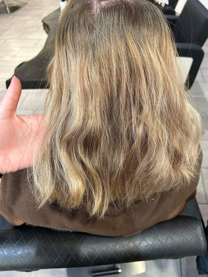 Cheveux mi-longs, blonds avec des mèches, Mulhouse