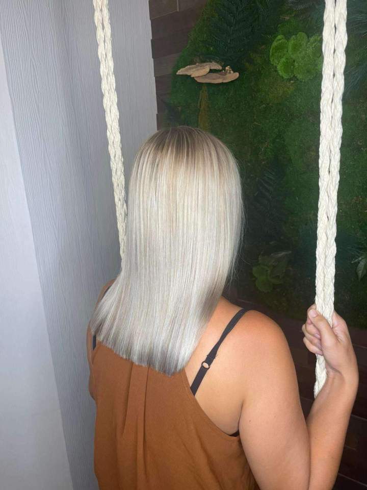 Carré long et lisse avec un balayage blond platine, Mulhouse