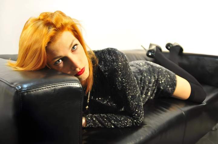 Femme aux cheveux roux sur canapé, Mulhouse